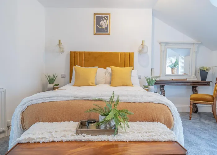 Gorgeous New 1 Bedroom Penthouse Flat