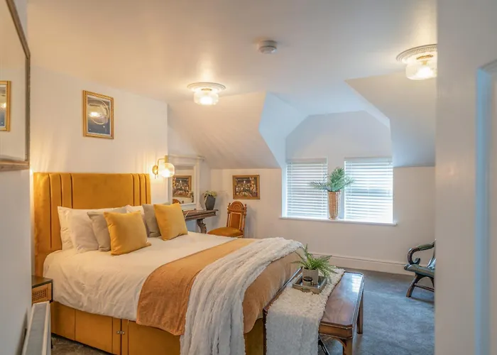 Gorgeous New 1 Bedroom Penthouse Flat