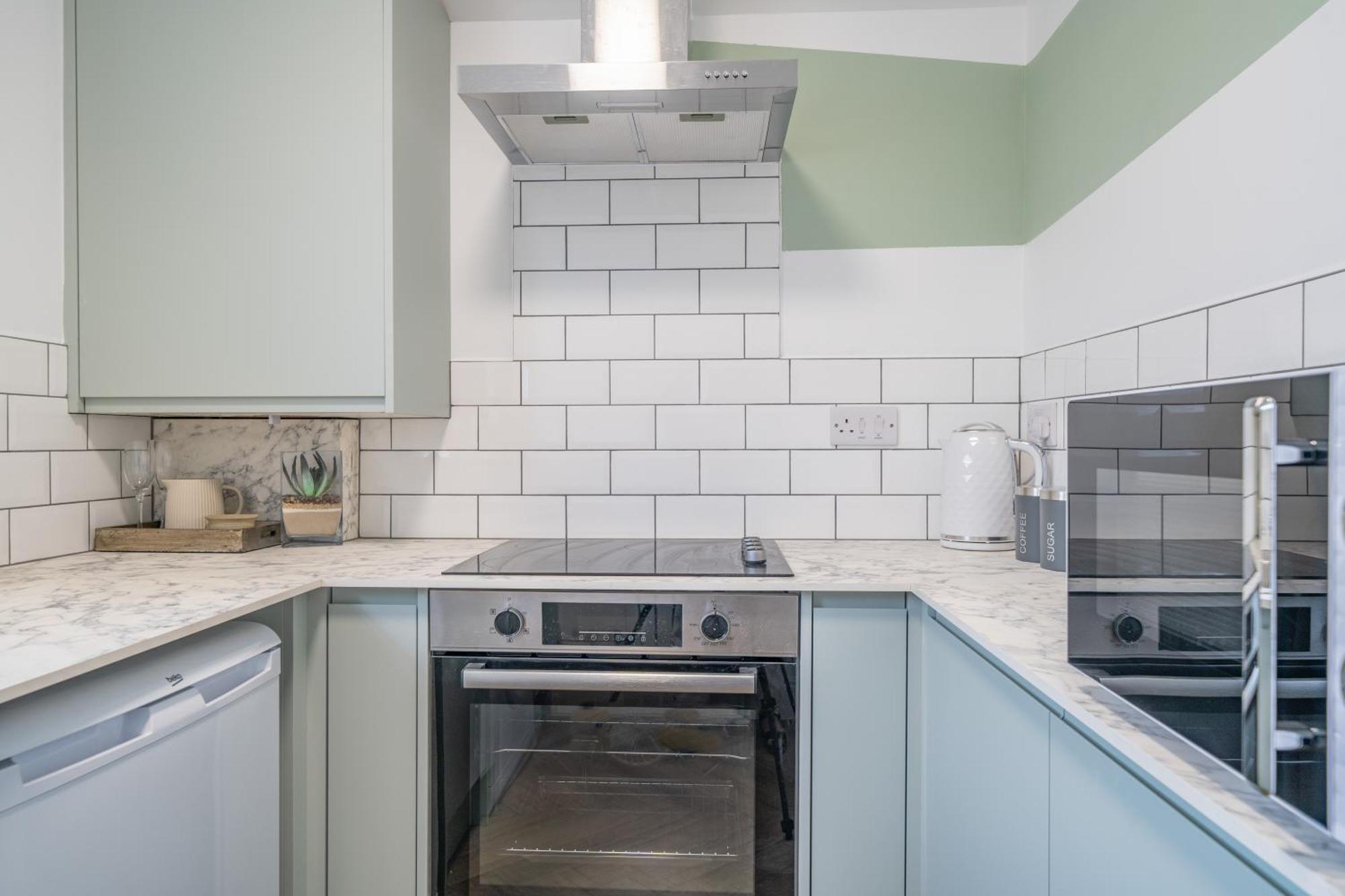 Gorgeous New 1 Bedroom Penthouse Flat Apartment *