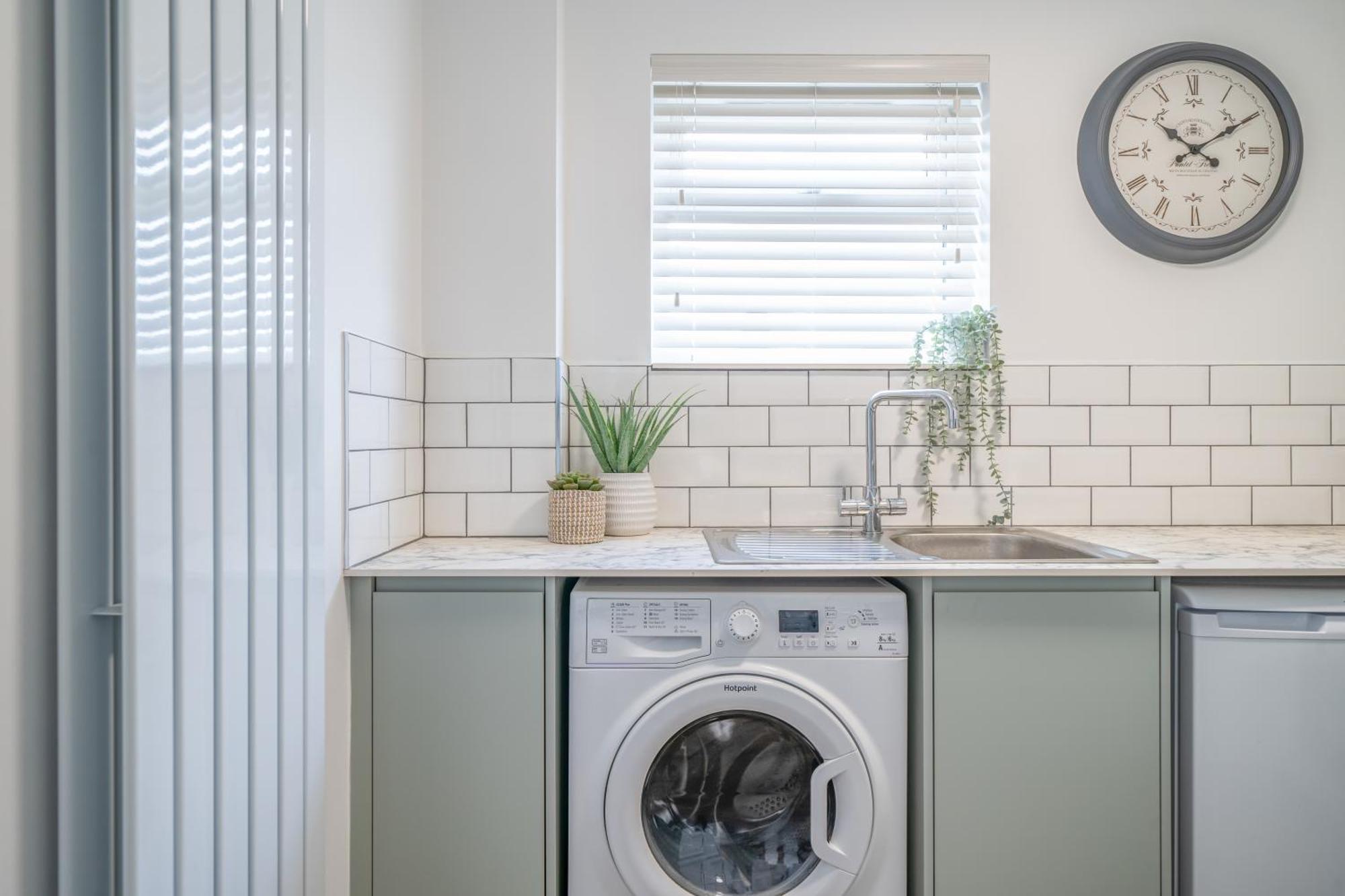 Gorgeous New 1 Bedroom Penthouse Flat *