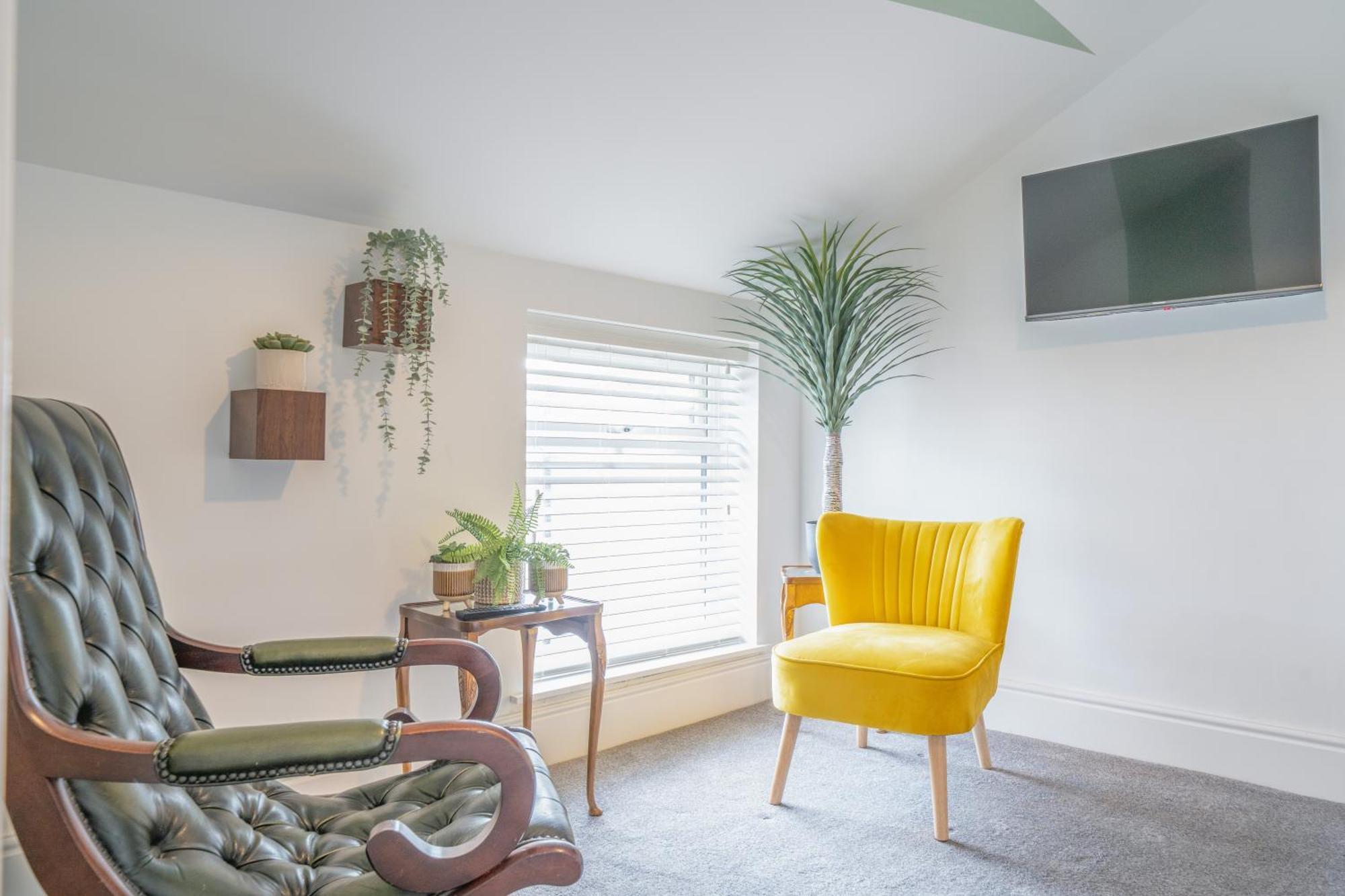 Gorgeous New 1 Bedroom Penthouse Flat Apartment *