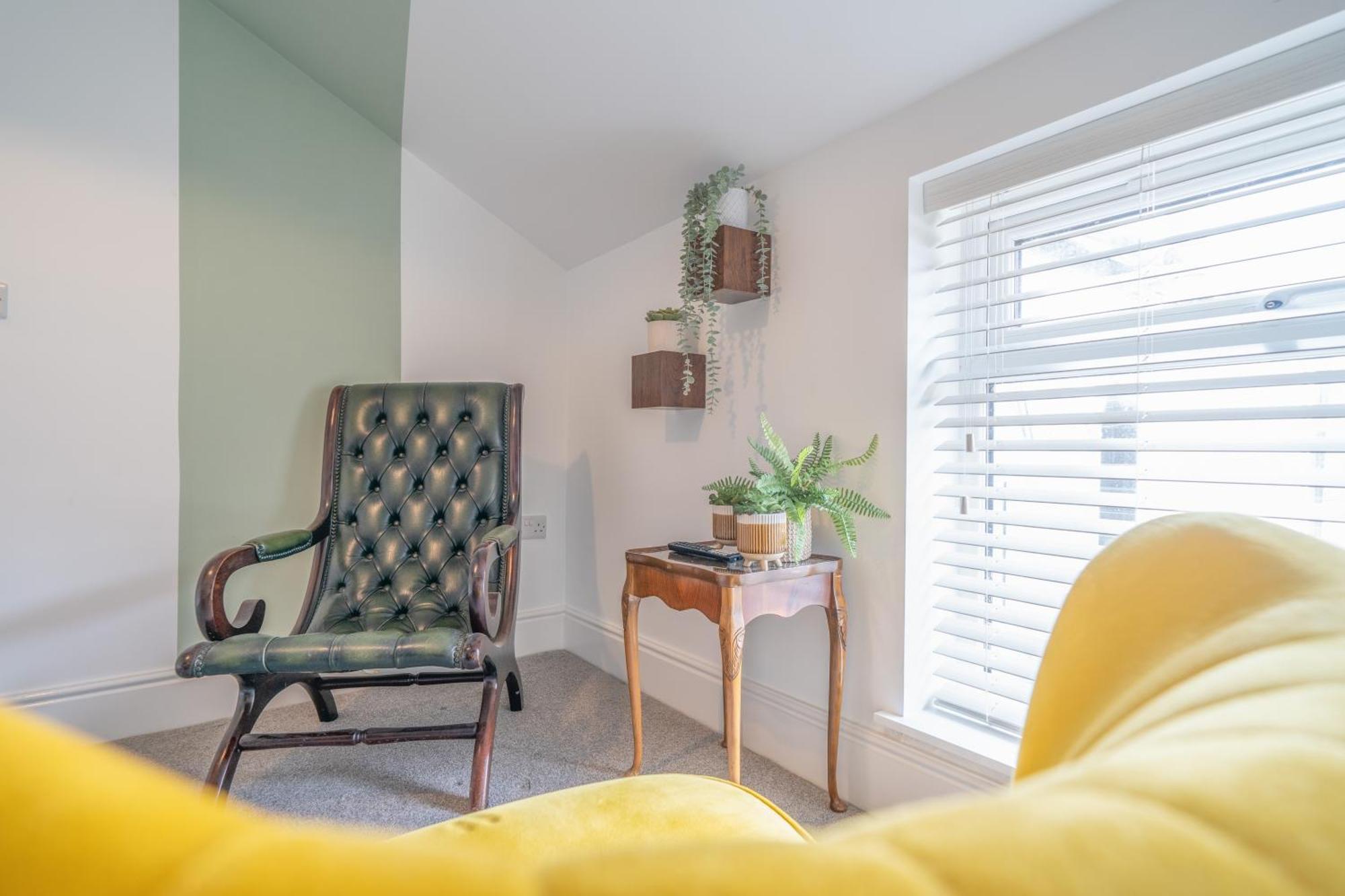 Gorgeous New 1 Bedroom Penthouse Flat *